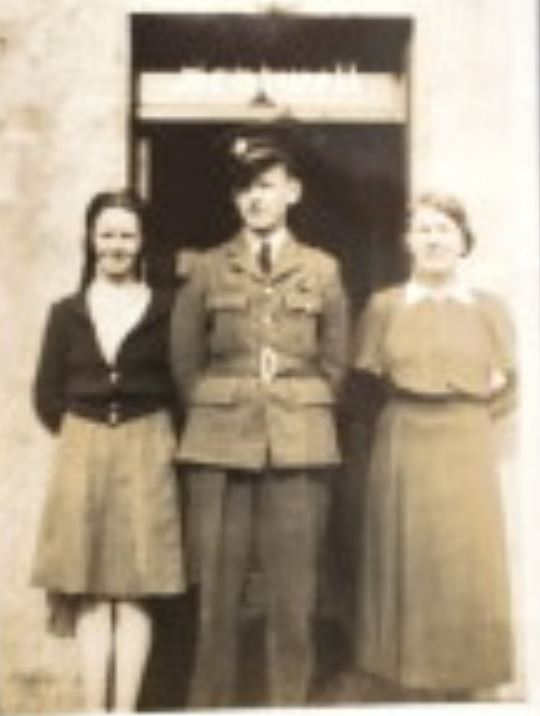 Ian Nicholson Davidson with sister and aunt